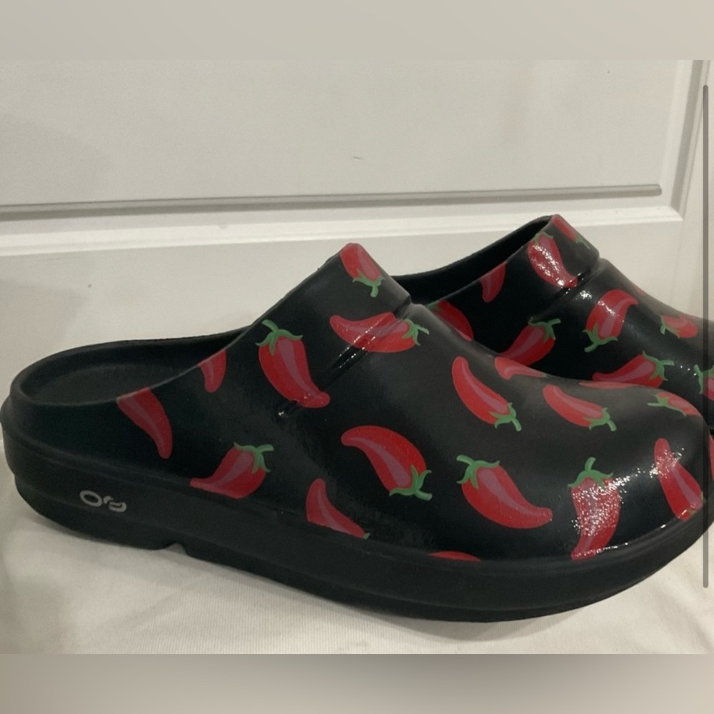 Oofos - Chili Clogs